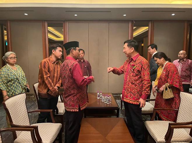 Mohammad Mahfud MD, Indonesia’s coordinating minister for political, legal and security affairs, interacts with Kim Gi-hyeon, chair of the ruling People Power Party, at Lotte Hotel in Jung-gu, Seoul on Thursday. (Sanjay Kumar/The Korea Herald)