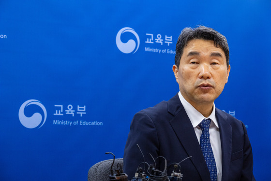 Education Minister Lee Ju-ho speaks at a press briefing at the central government complex in central Seoul on Tuesday, stressing that his ministry will not penalize teachers who went on leave on Monday to mourn the death of a young teacher who took her own life. [YONHAP]