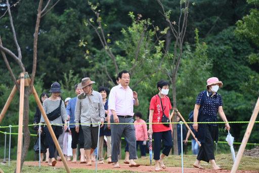 이현재 하남시장이 시민들과 함께 미사한강5호공원 내 황톳길을 걷고 있다. 하남시 제공