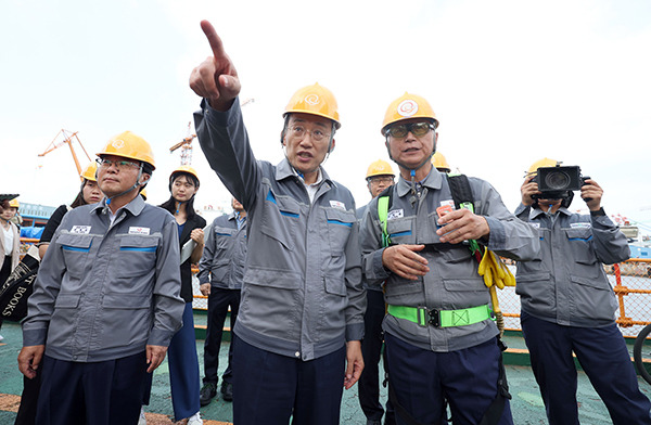 Deputy Prime Minister and Minister of Economy and Finance Choo Kyung-ho visits Hanwha Ocean Co. shipyard in Geoje, South Gyeongsang Province, on Sep. 4. [Photo by Yonhap]