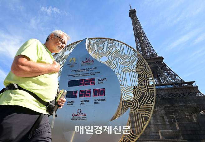 4일(현지시간) 프랑스 파리 에펠탑 인근에서 관광객들이 파리올림픽 디데이 조형물 앞을 오가고 있다. 2023.09.04 파리=올림픽사진공동취재단