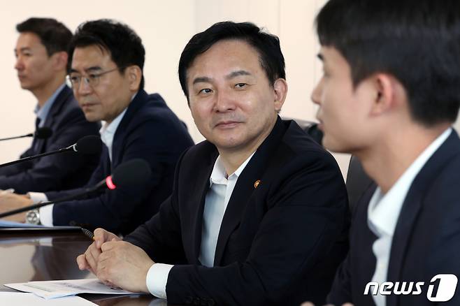 (서울=뉴스1) 박정호 기자 = 원희룡 국토교통부 장관이 5일 오후 서울 용산구 한국인터넷광고재단에서 열린 소규모주택 관리비 투명화 방안 이행 상황점검 회의에서 청년 중개사 발언을 경청하고 있다. 이날 점검 회의에는 공인중개사협회를 비롯해 네이버 부동산과 부동산119, 직방, 다방, 피터팬의 좋은방 구하기를 운영하는 두꺼비세상 관계자 및 청년 중계사 등이 참석했다. 2023.9.5/뉴스1 Copyright (C) 뉴스1. All rights reserved. 무단 전재 및 재배포 금지.