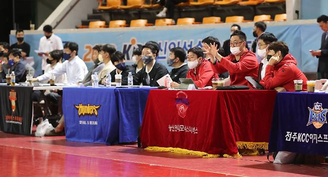 남자 프로농구 신인 드래프트가 오는 21일 열린다. 사진은 지난해 KBL 드래프트 트라이아웃에서 관계자들이 신인 선수들의 경기 모습을 지켜보고 있다. /사진= 뉴스1