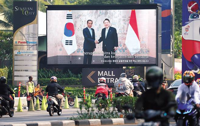 대통령실은 5일 윤석열 대통령의 아세안(ASEAN·동남아시아국가연합) 관련 정상회의 참석과 공식 방문을 맞아 인도네시아 자카르타 현지에 광고 영상을 상영하고 있다고 밝혔다. ‘대한민국은 인도네시아와 함께 합니다’를 주제로 대통령실에서 기획한 30초 분량 영상으로 지난 3일부터 자카르타 시내 주요 4개 지점의 옥외전광판을 통해 상영하고 있다. [대통령실 제공]