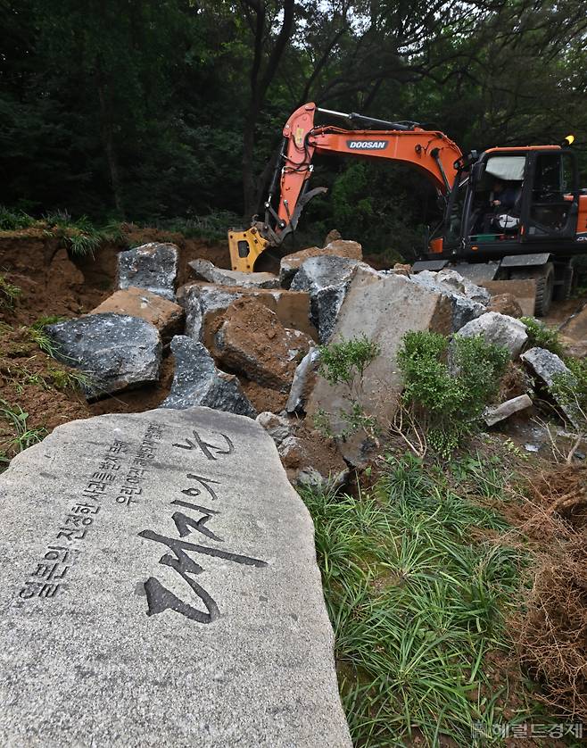 서울시가 임옥상 씨 작품을 철거하기로 밝힌 5일 서울 중구 남산 일본군 위안부 기억의 터에서 관계자들이 작품 '대지의 눈'을 철거 하고 있다. 임세준 기자