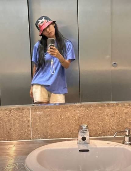 아이폰으로 셀카를 찍고 있는 이효리 [개인 SNS]
