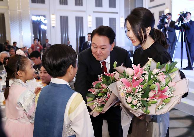 동아시아국가연합(아세안·ASEAN) 정상회의 참석차 인도네시아를 방문한 윤석열 대통령과 김건희 여사가 5일(현지시간) 자카르타 시내 한 호텔에서 열린 인도네시아 동포 초청 만찬 간담회에서 화동으로부터 꽃다발을 받고 있다. [연합]