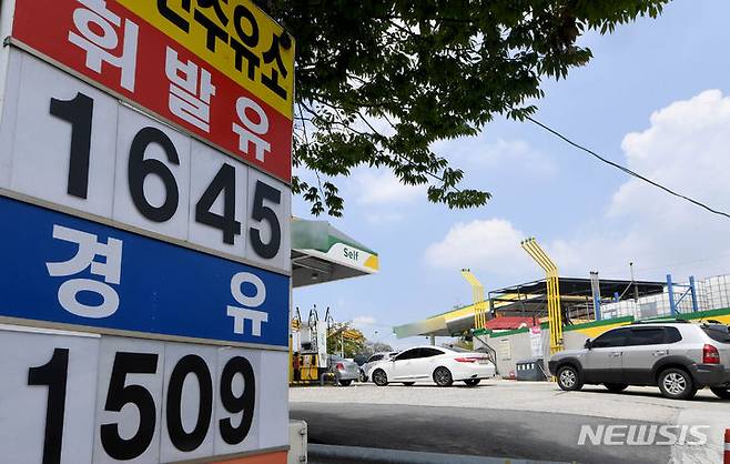 [광주=뉴시스] 변재훈 기자 = 광주 서구 한 주유소에 주유를 하려는 차량이 줄지어 서 있다.  2023.08.16. wisdom21@newsis.com