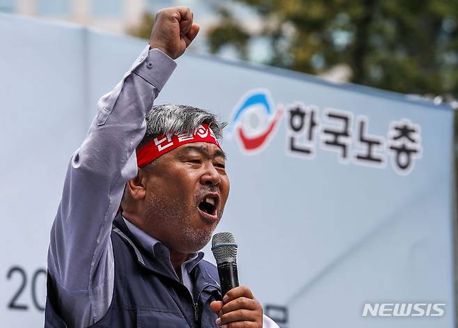 [서울=뉴시스] 정병혁 기자 = 김동명 한국노총 위원장이 지난 6월 27일 서울 세종대로에서 열린 윤석열 정부 심판 및 최저임금 인상을 위한 한국노총 노조간부 결의대회에서 대회사를 하고 있다. 2023.06.27 jhope@newsis.com