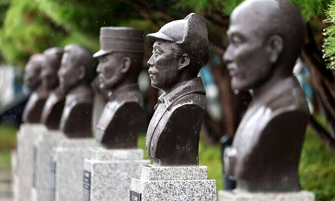 서울 용산구 국방부 청사 앞에 설치된 고 홍범도 장군 흉상 모습. 연합뉴스