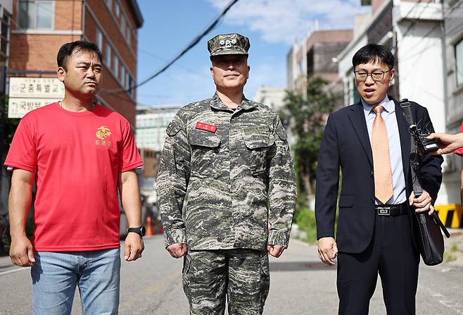 채 모 상병 순직 사건을 수사하다 해임된 박정훈 전 해병대 수사단장(대령)이 5일 오전 항명 혐의에 대한 조사를 받기 위해 용산구 국방부 군 검찰에 출석하기 앞서 취재진 앞에 서 있다. 연합뉴스