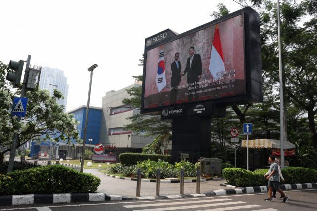 윤석열 대통령의 아세안(ASEAN·동남아시아국가연합) 정상회의 참석과 공식 방문을 맞아 인도네시아 자카르타 현지에서 광고 영상을 상영하고 있다고 대통령실은 밝혔다. 올해 수교 50주년을 맞는 한국과 인도네시아가 기술개발, 경제협력, 문화교류, 인적교류 등 다양한 분야에서 교류와 협력을 통해 함께 성장해왔고, 앞으로 협력을 강화하겠다는 메시지를 담고 있다고 설명했다./사진제공=대통령실