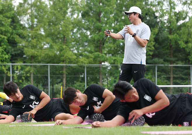 항저우 아시안게임 남자축구 국가대표팀 황선홍 감독이 25일 오후 경기도 파주 NFC(대표팀트레이닝센터)에서 선수들에게 스트레칭을 지시하고 있다. 연합뉴스