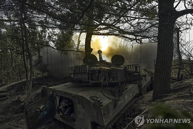 불을 뿜는 우크라이나군 자주포 [AP 연합뉴스]