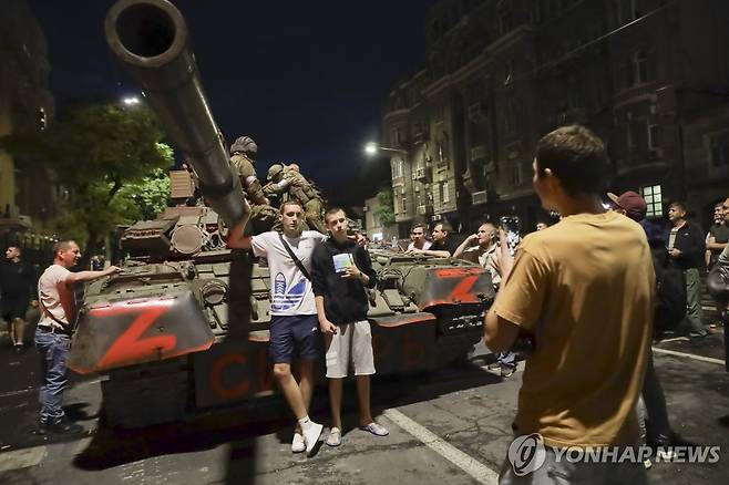 무장반란을 일으킨 용병들과 기념사진을 찍는 러시아 주민들 [AP 연합뉴스자료사진. 재판매 및 DB 금지]