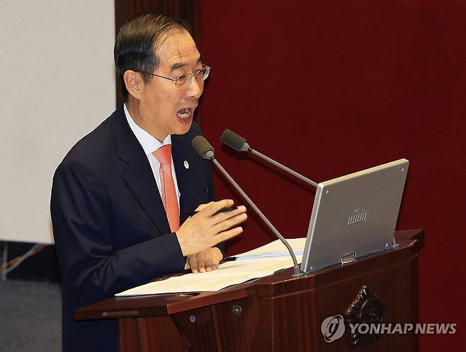 답변하는 한덕수 국무총리 (서울=연합뉴스) 한종찬 기자 = 한덕수 국무총리가 5일 서울 여의도 국회에서 정치 분야에 관한 대정부질문에서 더불어민주당 설훈 의원의 질의에 답하고 있다. 2023.9.5 saba@yna.co.kr