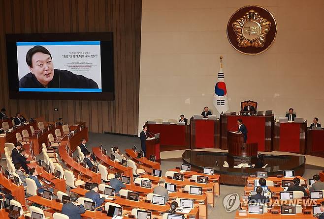 본회의 대정부질문 (서울=연합뉴스) 한종찬 기자 = 더불어민주당 김두관 의원이 5일 서울 여의도 국회에서 본회의 정치 분야에 관한 대정부질문에서 한덕수 국무총리에게 질의하고 있다. 2023.9.5 saba@yna.co.kr
