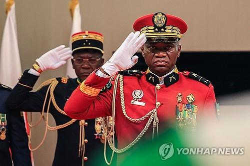 브리스 올리귀 응게마 가봉 임시 대통령 [AFP 연합뉴스, 재판매 및 DB 금지]