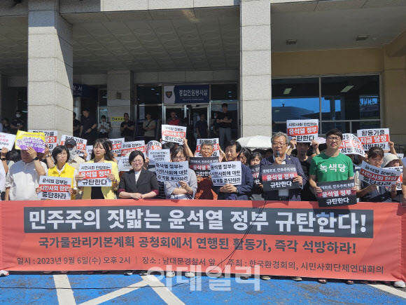 시민사회단체 일동이 6일 서울 중구 남대문경찰서 앞에서 지난 5일 연행된 활동가 3명을 석방하라고 요구하고 있다.(사진=이영민 기자)