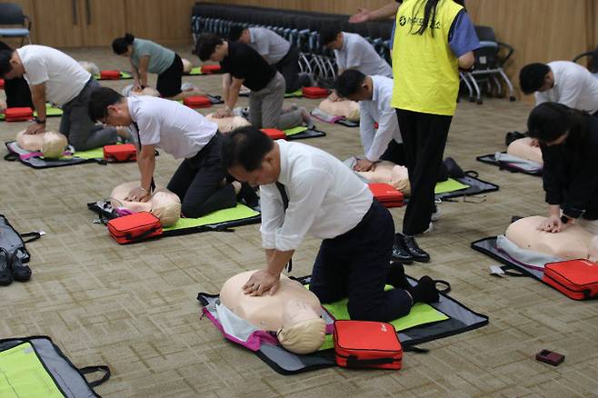 김동극 공무원연금공단 이사장이 6일 제주본사 대강당에서 심폐소생 교육을 받고 있다. (사진=공무원연금공단)