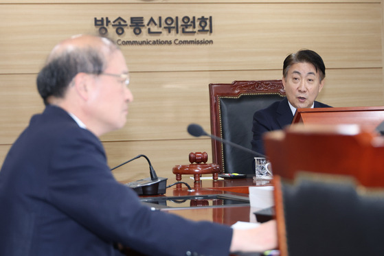 방송통신위원회 이동관 위원장(오른쪽)과 이상인 상임위원 [사진 연합뉴스]