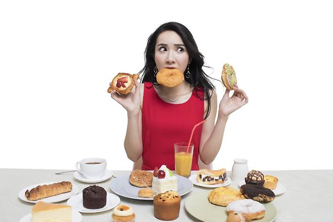 신경성 폭식증은 반복적으로 다량의 음식을 빠르게 섭취한 뒤 과도하게 섭취한 음식에 대한 보상 행동을 하려는 것이다. [사진=게티이미지뱅크]