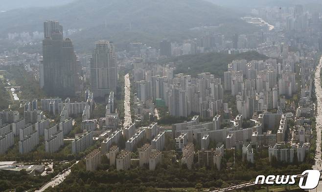 사진은 송파구 롯데월드타워 서울스카이에서 바라본 강남구 아파트 단지. 2023.9.5/뉴스1 ⓒ News1 박세연 기자