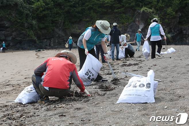 한국마사회 제주본부 렛츠플로깅 활동(한국마사회 제공)