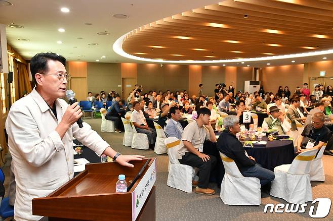 6일 군청 문수홀에서 진행된 '으랏차차 힘내라! 울주 소상공인과의 만남'에서 이순걸 울주군수가 추진 중인 소상공인 관련 주요역점사업을 프리젠테이션으로 설명하고 있다.(울산울주군제공)