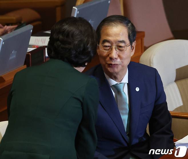 한덕수 국무총리가 6일 오후 서울 여의도 국회 본회의장에서 열린 외교·통일·안보분야 대정부질문에서 의원들과 대화를 하고 있다. 2023.9.6/뉴스1 ⓒ News1 송원영 기자