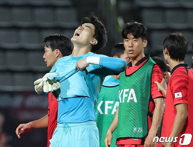 6일 오후 경남 창원시 창원축구센터에서 열린 아시아축구연맹(AFC) 23세 이하(U23) 아시안컵 예선 B조 조별리그 대한민국과 카타르의 경기에서 0대 2로 패한 후 대표팀 백종범이 그라운드를 나서고 있다. 2032.9.6/뉴스1 ⓒ News1 신웅수 기자