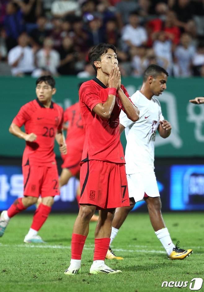 6일 오후 경남 창원시 창원축구센터에서 열린 아시아축구연맹(AFC) 23세 이하(U23) 아시안컵 예선 B조 조별리그 대한민국과 카타르의 경기에서 엄지성이 득점에 실패한 후 아쉬움을 드러내고 있다. 이날 대한민국 0대 2로 패했다. 2023.9.6/뉴스1 ⓒ News1 신웅수 기자