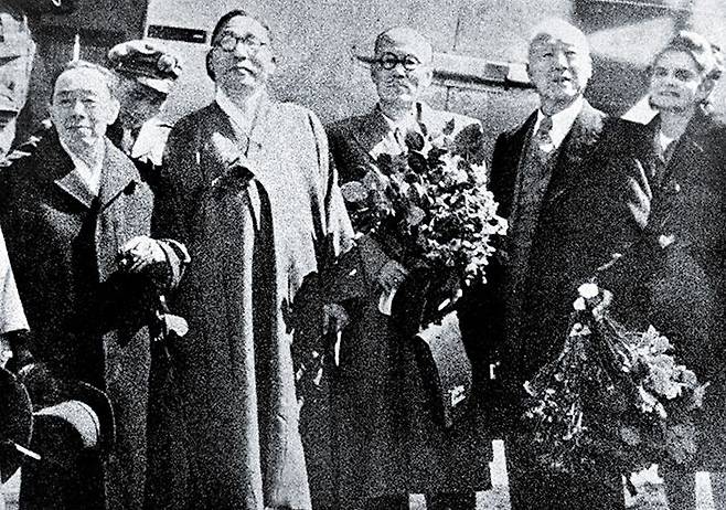 한국 문제를 UN에서 다루도록 제안하기 위해 미국을 방문했던 이승만이 중국 난징에 들러 장제스와 회담한 후 1947년 4월 21일 귀국했다. 앞줄 왼쪽부터 김규식, 김구, 지청천, 이승만, 프란체스카. 한국 문제를 미소공동위원회에서 UN으로 이관시키는 데 성공한 것은 이승만의 중요한 성취였다. 이를 통해 두 강대국 간 협상이 아니라 UN의 주관 아래 자유민주국가 수립이 가능했다. /‘사진과 함께 읽는 대통령 이승만’(기파랑)