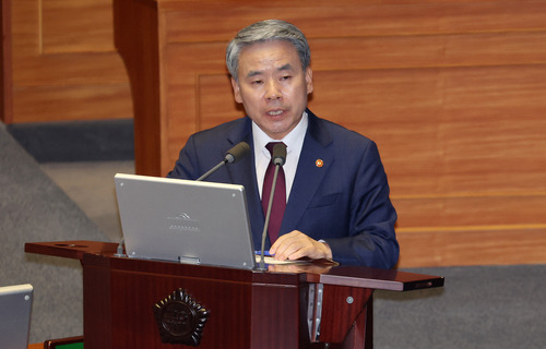 이종섭 국방장관이 6일 국회에서 열린 본회의 대정부질문에 출석, 의원 질의에 답하고 있다.