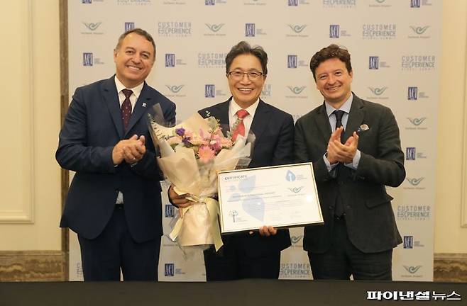 이학재 인천국제공항공사 사장(가운데)이 6일 인천 파라다이스시티 호텔에서 진행된 ‘ACI 공항탄소인증 레벨4 수여식 행사’에서 ACI 월드 루이스 펠리페 사무총장(왼쪽) 및 ACI 아태본부 스테파노 바론치 사무총장과 기념촬영을 하고 있다. 인천국제공항공사 제공