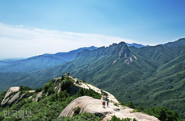 울산바위가 코앞에 보이는 신선대는 약 300m 거대한 암반이다. 바위 끝은 낭떠러지라 가장자리로 가까이 가는 것은 위험하다.