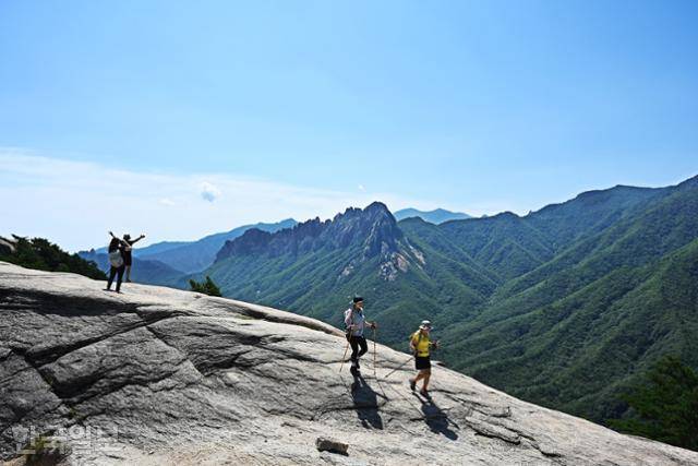 고성 화암사 뒤편 신선대는 최고의 울산바위 조망대로, 인증 사진을 찍으려는 젊은 등산객도 많이 찾는다.