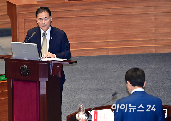 김영호 통일부 장관이 6일 오후 서울 여의도 국회 본회의장에서 열린 외교·통일·안보 분야 대정부질문에서 성일종 국민의힘 의원 질의에 답하고 있다. [사진=곽영래 기자]