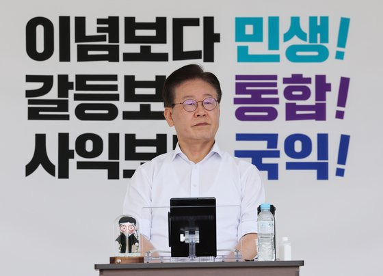 이재명 민주당 대표가 지난달 31일부터 국회 본청 앞에 천막을 치고 단식 농성하는 모습. [뉴스1]