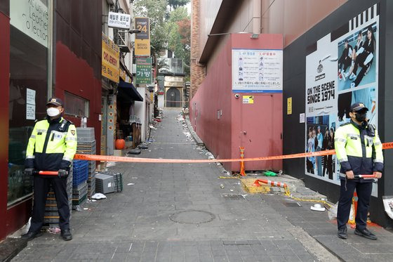 지난해 이태원 참사가 발생한 서울 용산구 해밀톤 호텔 옆에 호텔 측 분홍 철제 가벽이 설치돼 있다. 뉴스1