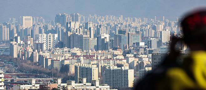 서울 남산 전망대를  찾은 시민이 강남구와 송파구 한강 근처 아파트를 바라보고 있다.