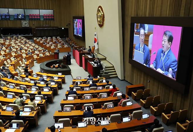 4성장군 출신 김병주 민주당의원이 6일 국회 본회의 외교 통일 안보 분야 대정부질문에서 한덕수 국무총리를 상대로 질의를 하고 있다. 박민규 선임기자