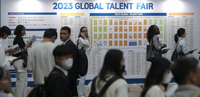 A job fair for foreign students is being held at Coex in southern Seoul last month. (Newsis)