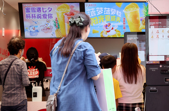 Menu signboards written in Chinese characters are displayed at a takeout cafe in Myeong-dong, central Seoul, on Monday. [NEWS1]