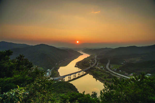 충남 공주시 반포면 마암리 청벽에서 내려다본 금강. 공주를 끼고 S자로 흐르는 비단 물길이 석양에 황금빛으로 물들어 장엄한 풍경을 펼쳐놓고 있다. 백제의 고도 공주에서 근현대 역사를 찾아가는 시간여행도 인기다.