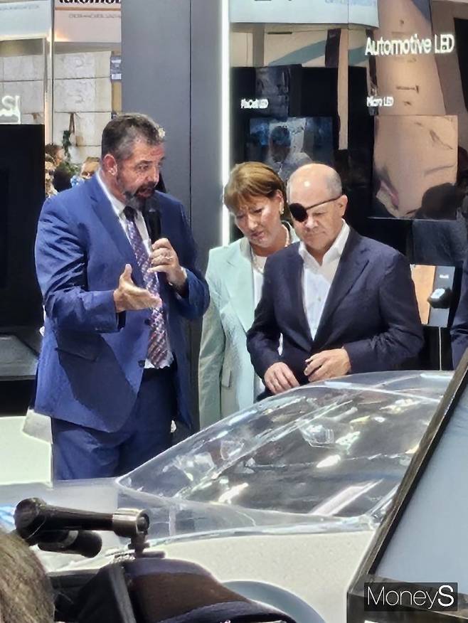 올라프 숄츠(오른쪽) 독일 총리가 IAA 2023 삼성전자 부스를 찾았다. /사진=김창성 기자