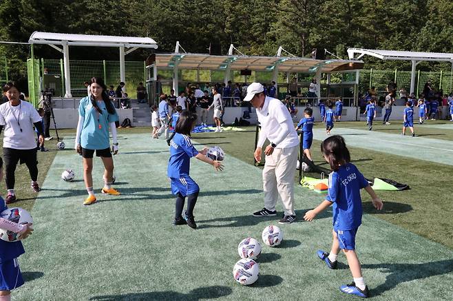 차범근 축구교실이 하반기 개강식을 갖고 본격적인 훈련에 들어갔다.