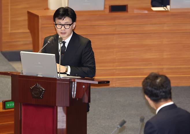 한동훈 법무부 장관이 5일 국회에서 열린 본회의 대정부질문에서 의원 질의에 답변하고 있다. [연합]