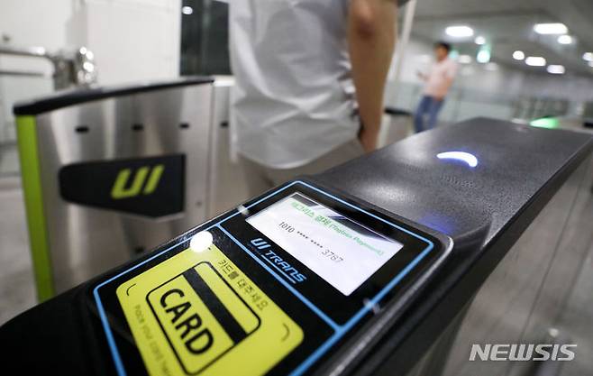 [서울=뉴시스] 최진석 기자 = 6일 서울 강북구 우이신설선 삼양사거리역에 설치된 티머니 태그리스(Tagless) 게이트에서 업체 관계자가 스마트폰 앱 설정 후 교통카드나 스마트폰 태그 없이 개찰구를 통과하고 있다. 서울 지하철 우이신설경전철에서 시행되는 태그리스 결제 서비스는 지하철 게이트에서 블루투스 통신으로 고객의 모바일티머니 정보를 인식하면 자동으로 요금이 차감되는 원리로 안드로이드를 탑재한 스마트폰에 앱을 설치하면 이용 가능하다. 2023.09.06. myjs@newsis.com