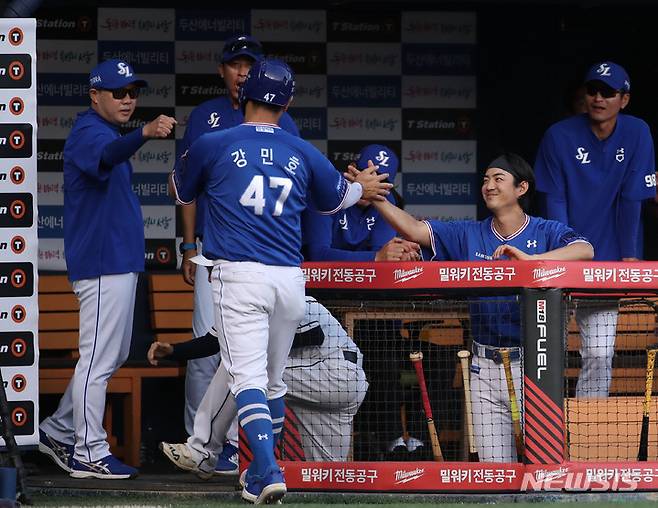 [서울=뉴시스] 조수정 기자 = 23일 서울 송파구 잠실야구장에서 열린 2023 KBO 리그 삼성 라이온즈 대 두산 베어스 경기, 삼성 강민호가 2회초 김태군 타석 때 득점, 더그아웃으로 들어서며 박진만 감독, 구자욱과 기쁨을 나누고 있다. 2023.05.23. chocrystal@newsis.com